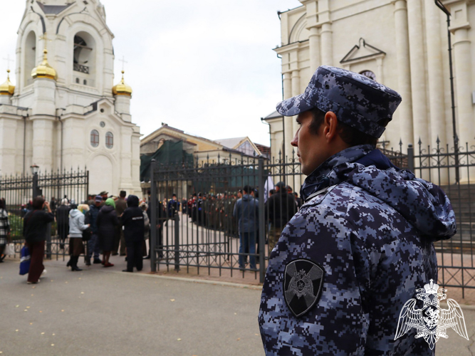 Сотрудники Росгвардии приняли участие в обеспечении правопорядка во время крестного хода в Ставрополе