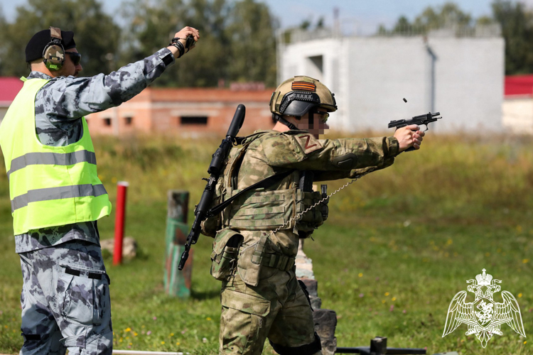 Сотрудники СОБР и ОМОН Росгвардии прошли испытания на право ношения знака отличия полицейского спецназа
