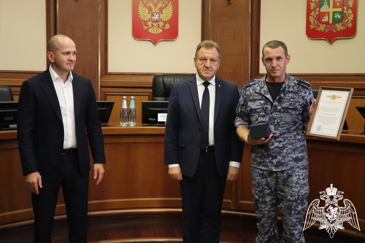 Глава Ставрополя вручил Благодарственные письма участвовавшим в локализации пожара росгвардейцам