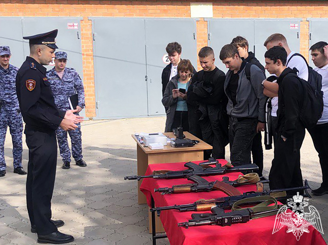 В Светлограде сотрудники  Росгвардии провели День открытых дверей для школьников