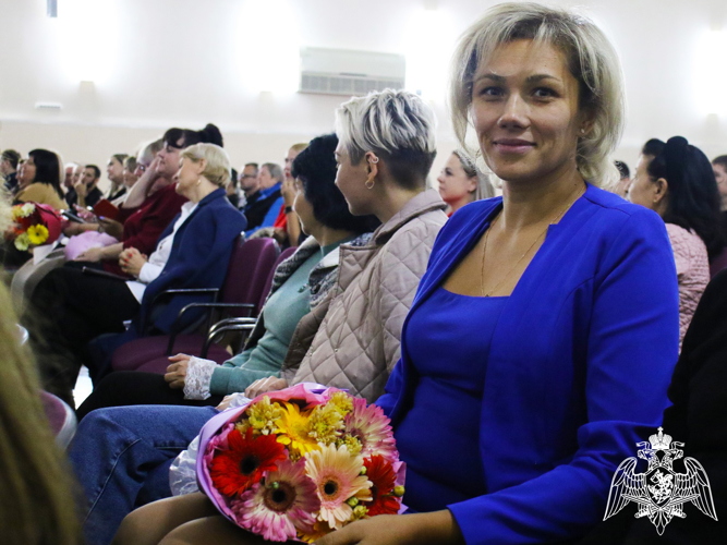 В Ставрополе ветеран Росгвардии поздравил педагогов с профессиональным праздником