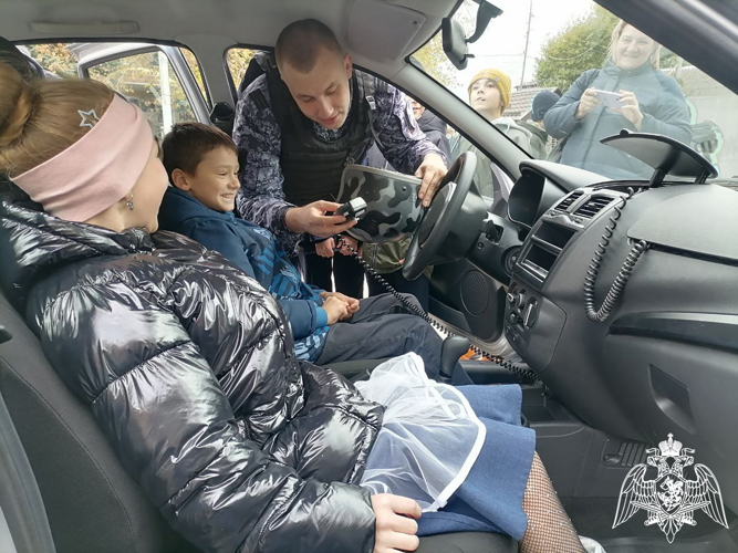 Ставропольские школьники побывали в гостях у сотрудников вневедомственной охраны Росгвардии