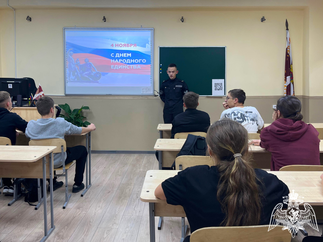  На Ставрополье росгвардеец в преддверии Дня народного единства провел урок Мужества для школьников