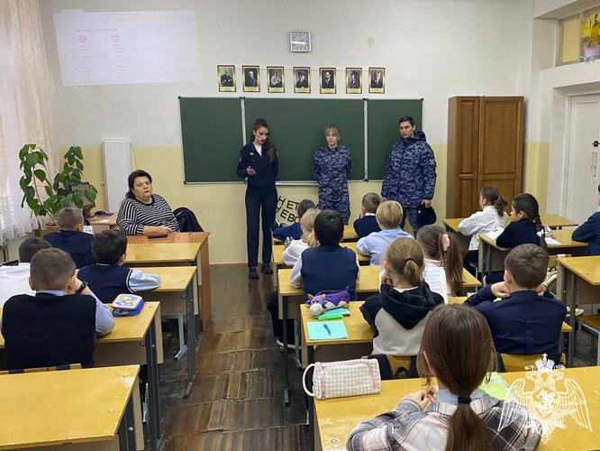 Сотрудники Росгвардии провели занятие с учениками одной из школ Кисловодска