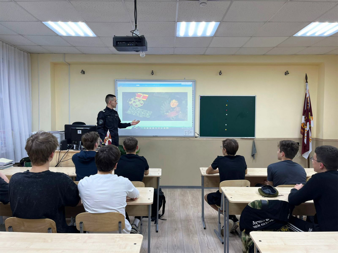 На Ставрополье росгвардеец провел со школьниками тематическое занятие