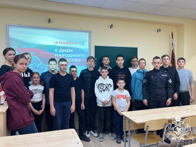  На Ставрополье росгвардеец в преддверии Дня народного единства провел урок Мужества для школьников