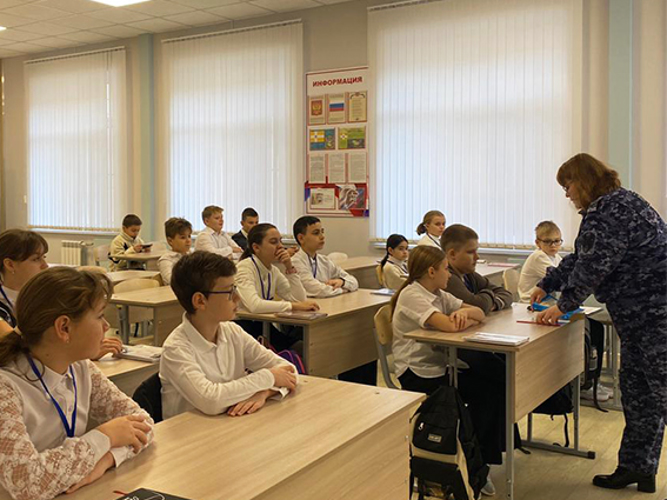 В Ставрополе офицер Росгвардии провела встречу со школьниками