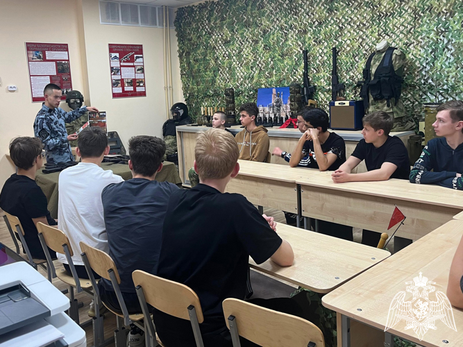 На Ставрополье представитель Росгвардии провел профориентационное мероприятие со школьниками