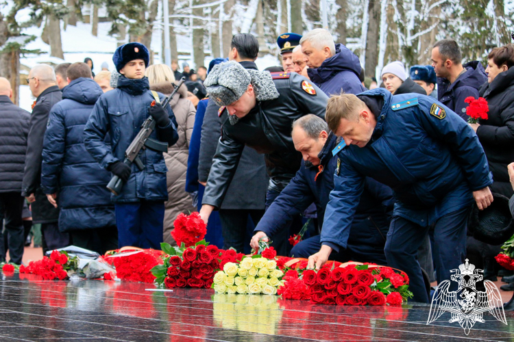 В Ставрополе начальник краевого Управления Росгвардии почтил память павших при освобождении города в годы войны