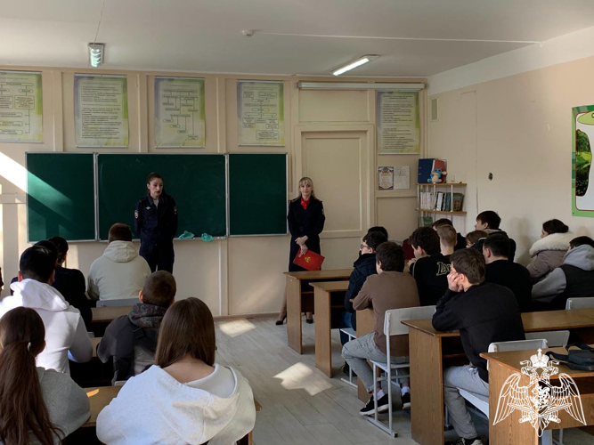 В Кисловодске росгвардейцы провели тематическое занятие для студентов  