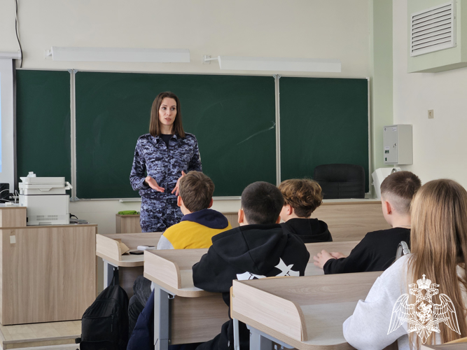 В Ставрополе росгвардейцы провели тематическое занятие со школьниками