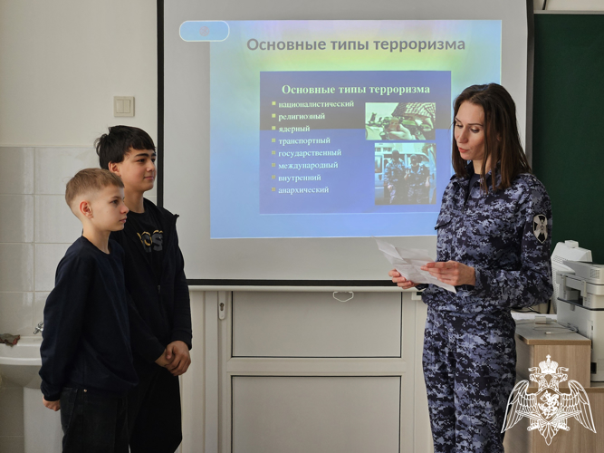 В Ставрополе росгвардейцы провели тематическое занятие со школьниками