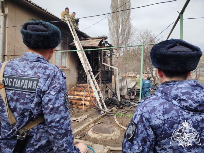 В Кисловодске росгвардейцы спасли местных жителей на пожаре  
