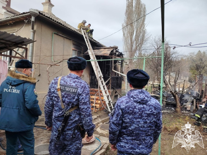 В Кисловодске росгвардейцы спасли местных жителей на пожаре  