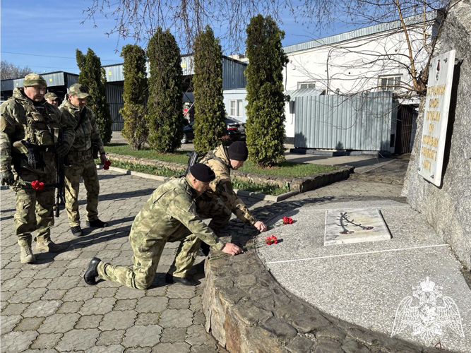 В Ставрополе росгвардейцы почтили память сослуживца, погибшего при исполнении служебного долга  
