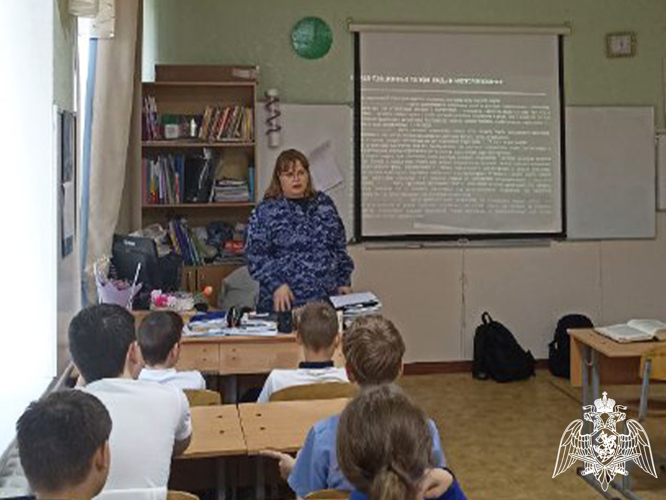 На  Ставрополье офицер Росгвардии провела тематическое занятие для школьников