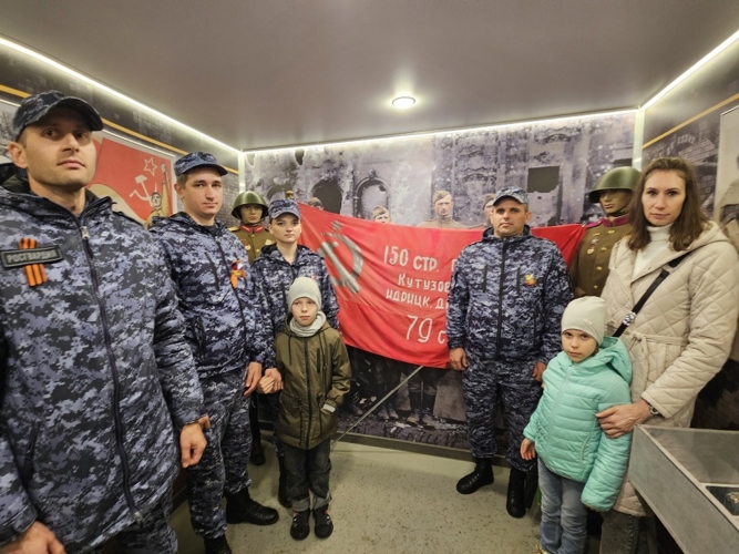 В Ставрополе росгвардейцы посетили передвижной музей «Поезд Победы»