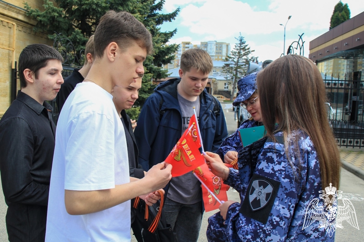 На Ставрополье росгвардейцы поддержали акцию «Концерт у дома ветерана»