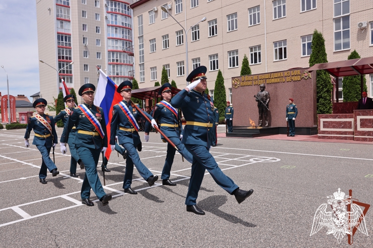 Директор Росгвардии герой России генерал армии Виктор Золотов вручил личный штандарт командующему Северо-Кавказским округом войск национальной гвардии 