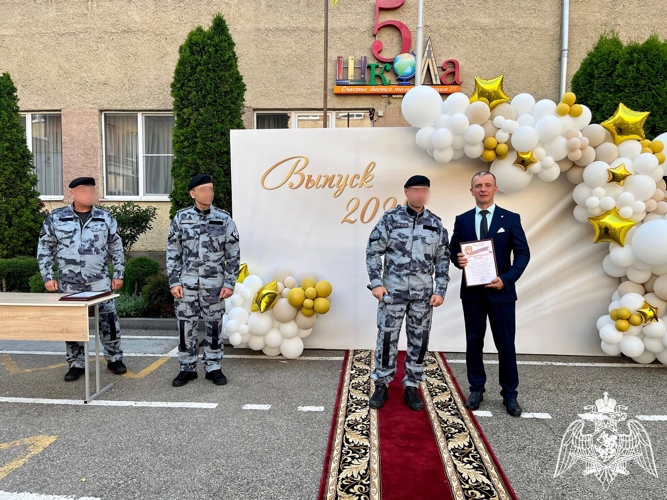  В Пятигорске росгвардейцы вручили аттестаты выпускникам подшефного кадетского класса