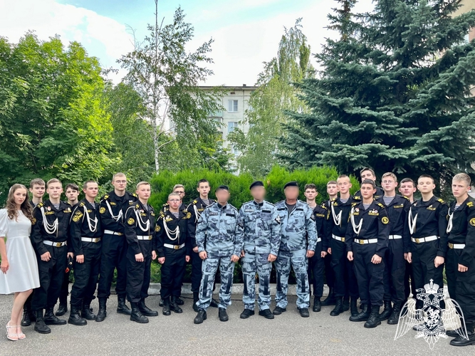  В Пятигорске росгвардейцы вручили аттестаты выпускникам подшефного кадетского класса