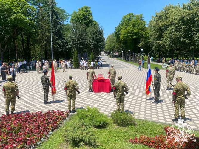 Военнослужащие Росгвардии приняли участие в церемонии захоронения останков красноармейца в Ессентуках