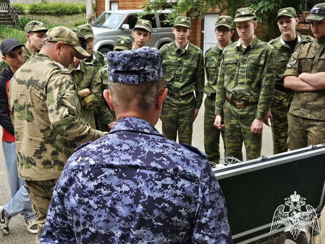 Представители Росгвардии провели профориентационное занятие для школьников региона