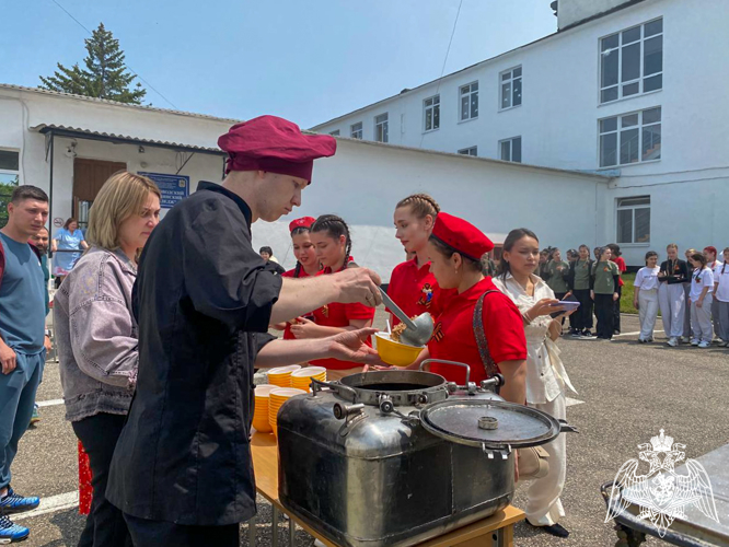 Росгвардейцы развернули полевую кухню для участников «Зарницы» в Кисловодске