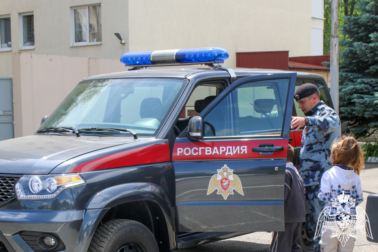 Сотрудники Росгвардии провели День открытых дверей для школьников