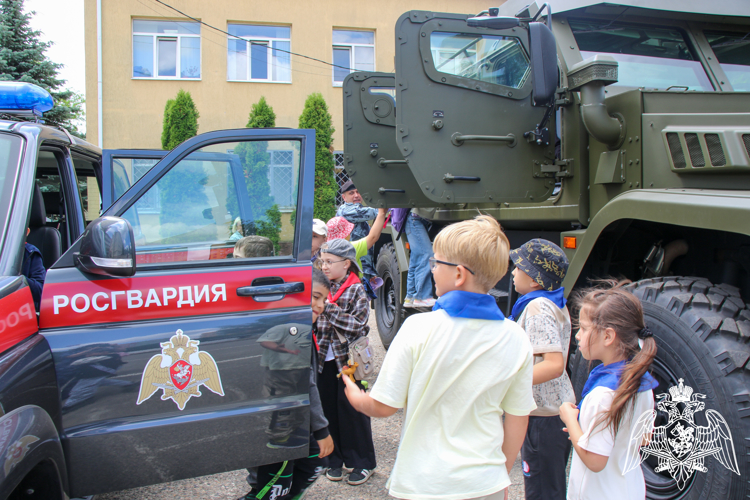 Сотрудники Росгвардии провели День открытых дверей для школьников