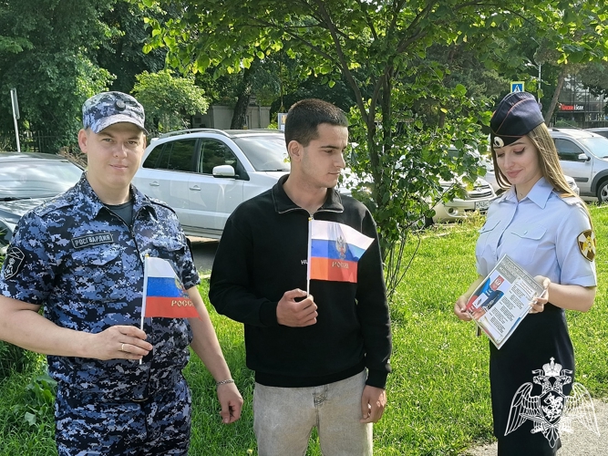 На Ставрополье росгвардейцы поддержали патриотическую акцию «Российский триколор»