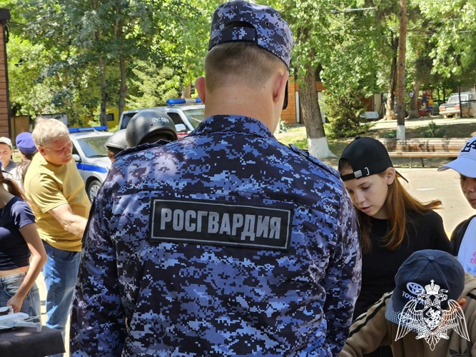 Сотрудники вневедомственной охраны Росгвардии провели профориентационное занятие для школьников Ставрополья