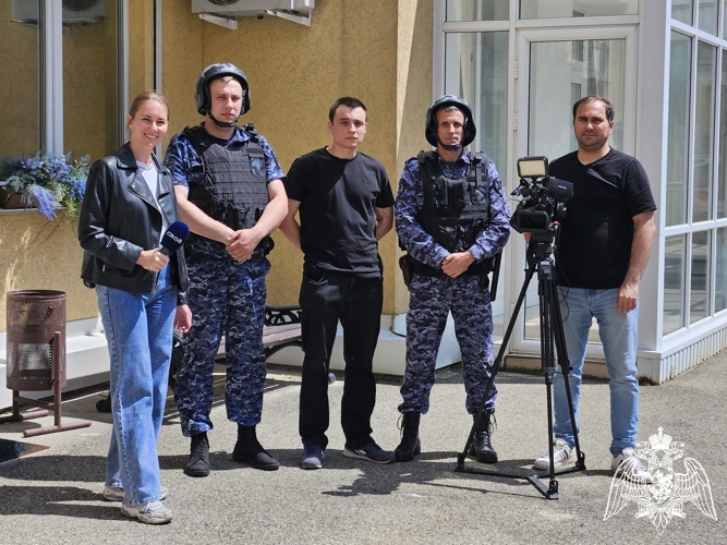 Сотрудники вневедомственной охраны Росгвардии приняли участие в съемках телесюжета о профилактике краж в Ставрополе