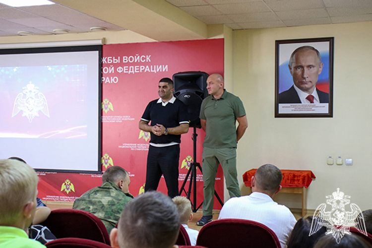 В рамках акции «Собери ребенка в школу» дети ставропольских росгвардейцев получили подарки к школе