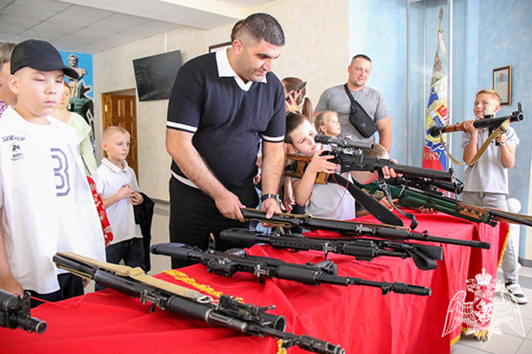В рамках акции «Собери ребенка в школу» дети ставропольских росгвардейцев получили подарки к школе