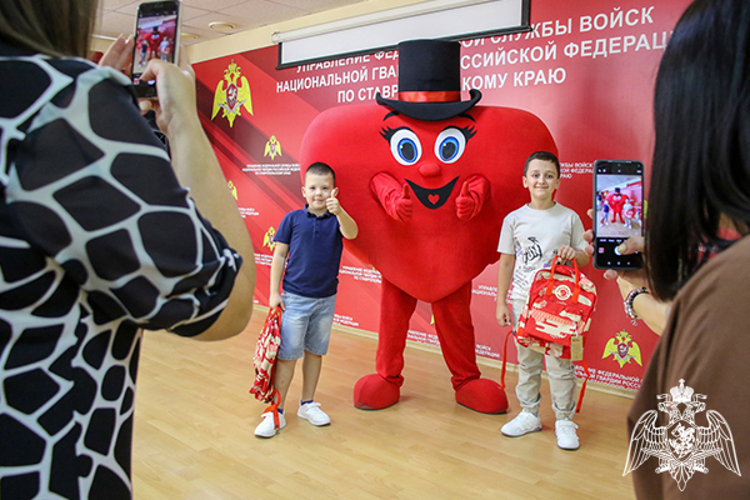 В рамках акции «Собери ребенка в школу» дети ставропольских росгвардейцев получили подарки к школе