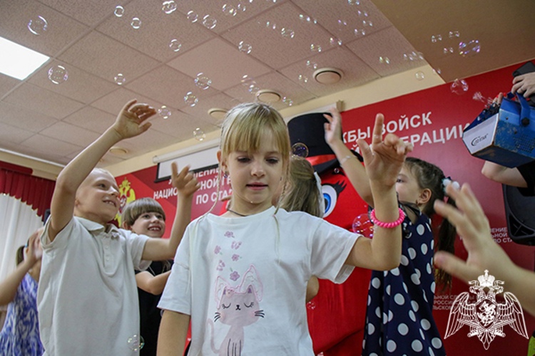 В рамках акции «Собери ребенка в школу» дети ставропольских росгвардейцев получили подарки к школе