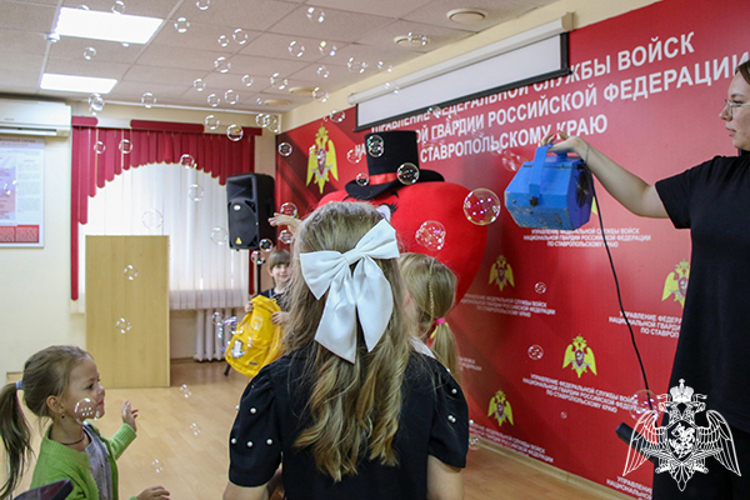 В рамках акции «Собери ребенка в школу» дети ставропольских росгвардейцев получили подарки к школе