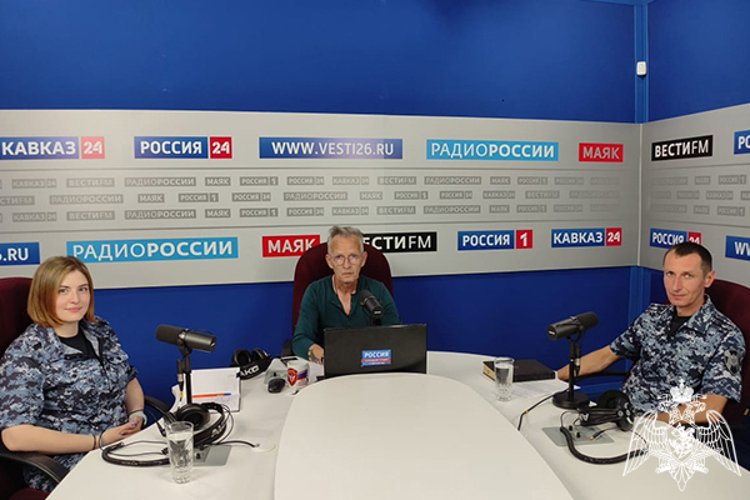 Офицеры Росгвардии рассказали в эфире радио о готовности школ Ставрополя к учебному году