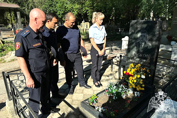 На Ставрополье росгвардейцы почтили память погибшего при исполнении сотрудника вневедомственной охраны