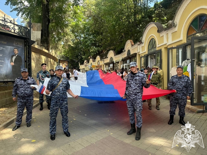 На Ставрополье росгвардейцы отметили День Государственного флага РФ участием в патриотических акциях
