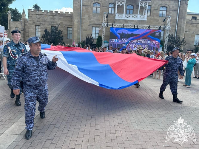 На Ставрополье росгвардейцы отметили День Государственного флага РФ участием в патриотических акциях