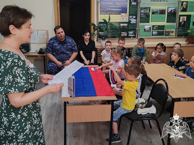 На Ставрополье росгвардейцы отметили День Государственного флага РФ участием в патриотических акциях