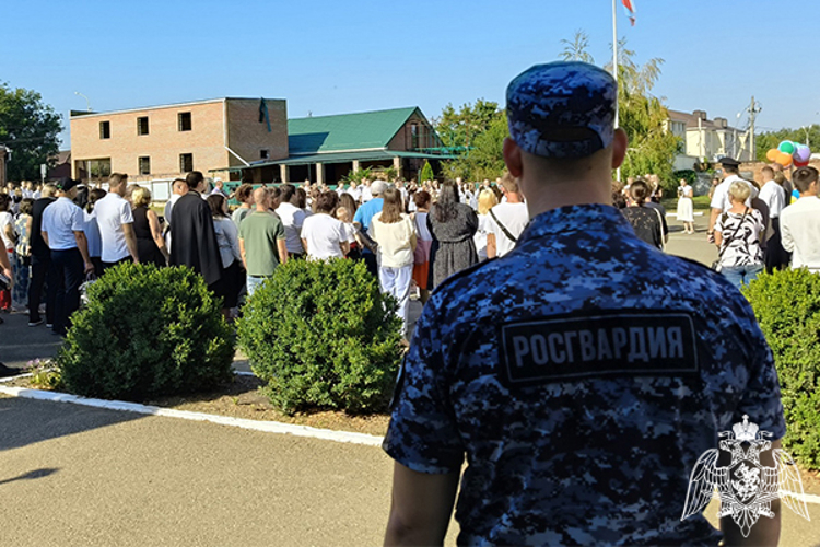 На Ставрополье росгвардейцы обеспечили безопасность в День знаний