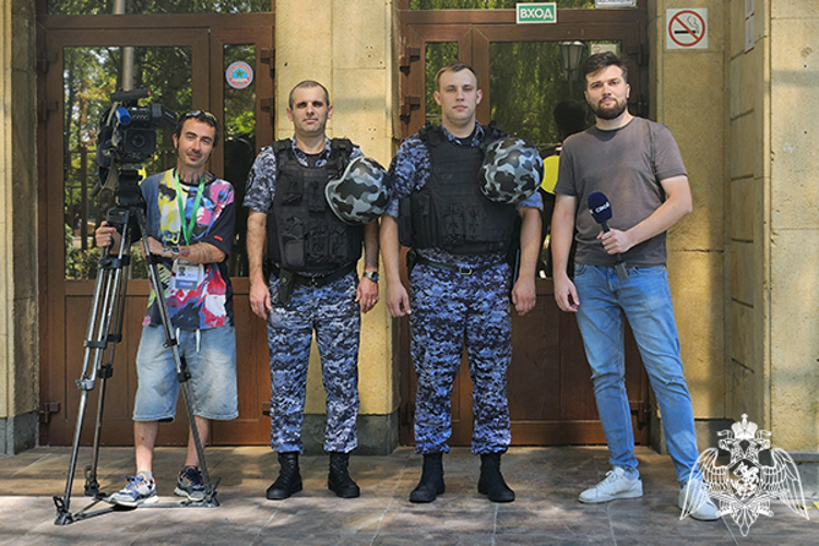 В Ставрополе росгвардейцы приняли участие в съемках телесюжета о проверке безопасности школ к новому учебному году