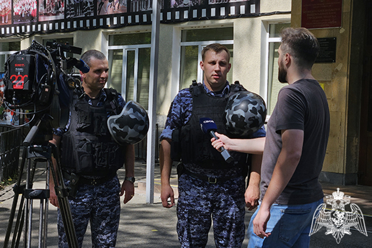 В Ставрополе росгвардейцы приняли участие в съемках телесюжета о проверке безопасности школ к новому учебному году