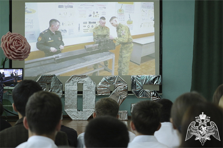 На Ставрополье росгвардейцы провели тематическую встречу со школьниками