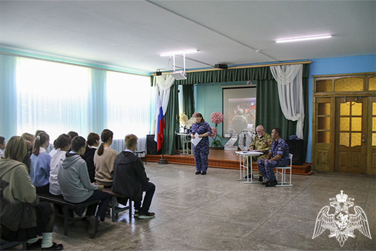 На Ставрополье росгвардейцы провели тематическую встречу со школьниками