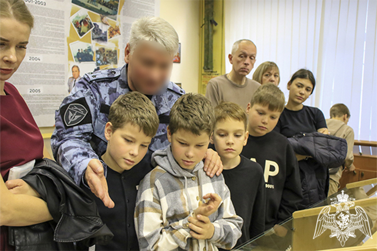 В Ставрополе росгвардейцы провели День открытых дверей для школьников