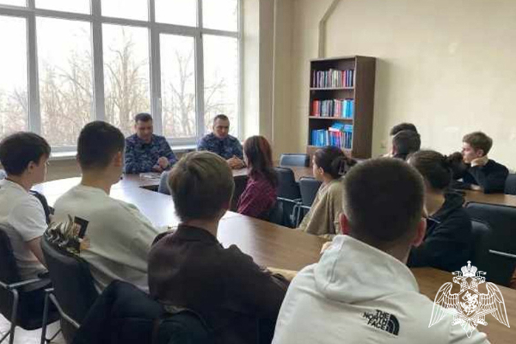 На Ставрополье росгвардейцы провели профориентационные встречи с молодежью  